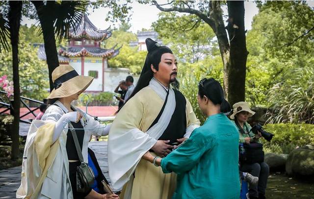 黄梅戏故事片《千古东坡》黄冈取景拍摄 赤壁公园再现“黄州美景花烂漫”盛景