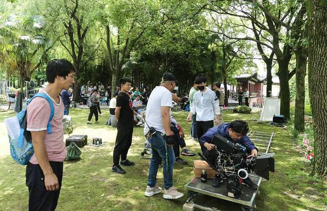 黄梅戏故事片《千古东坡》黄冈取景拍摄 赤壁公园再现“黄州美景花烂漫”盛景