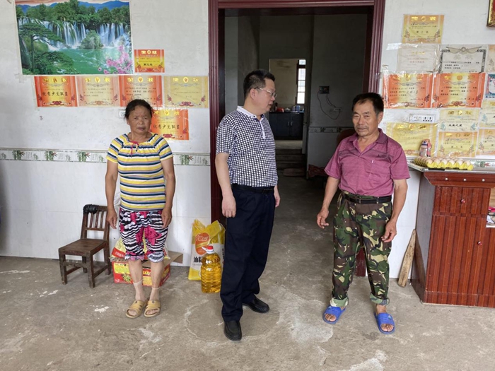 省黄梅戏剧院党员干部赴蕲春开展扶贫帮困活动