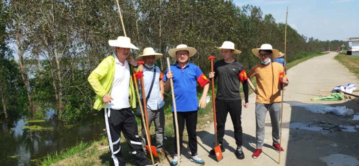 省黄梅戏剧院党员干部奋战在防汛一线