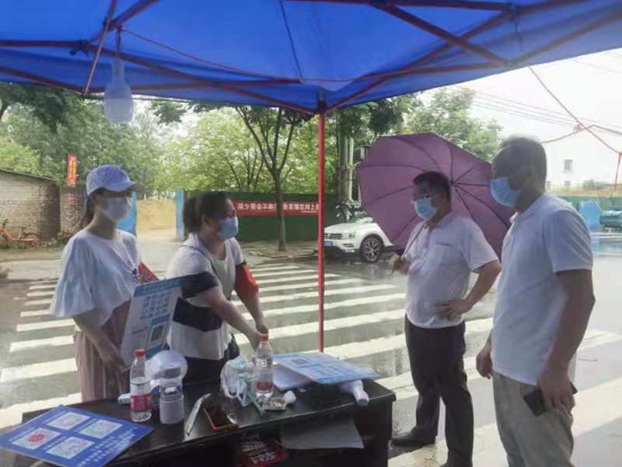 省黄梅戏剧院领导走访慰问下沉社区党员干部