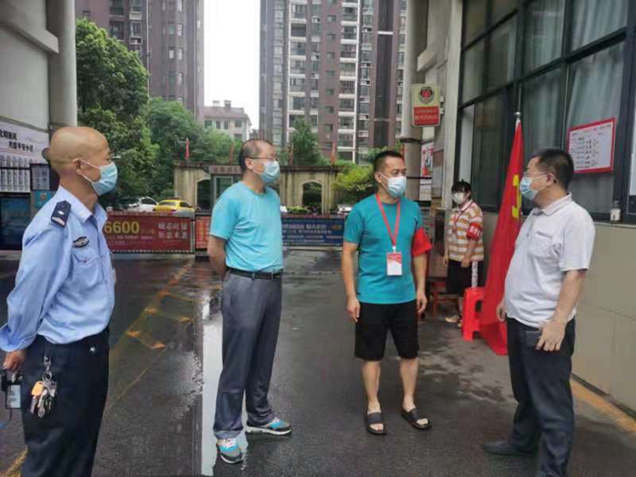 省黄梅戏剧院领导走访慰问下沉社区党员干部