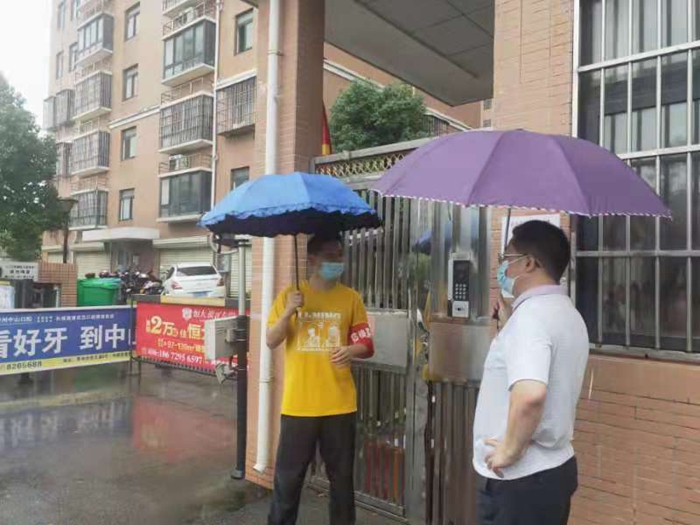 省黄梅戏剧院领导走访慰问下沉社区党员干部