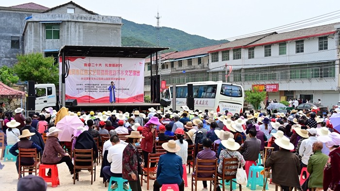 省院“红色文艺轻骑兵” 赴英山开展送戏下乡惠民演出