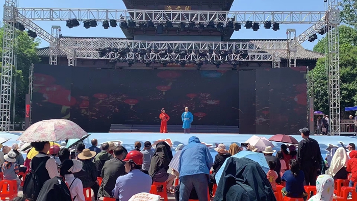 省黄梅戏剧院 沉浸式演出引爆黄冈“东坡庙会·2023五一季”